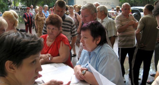 Собрание жильцов дома No.46, ул. Савушкина, Астрахань, 17 июня 2011 г. Фото "Кавказского узла"