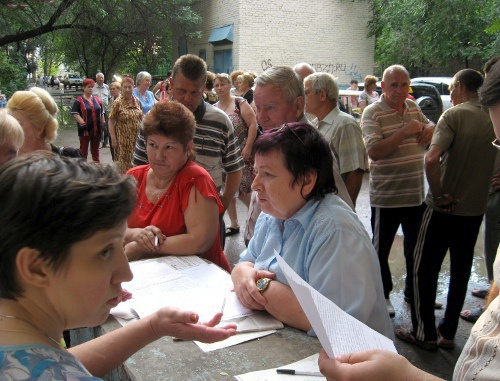 Собрание жильцов дома No.46, ул. Савушкина, Астрахань, 17 июня 2011 г. Фото "Кавказского узла"
