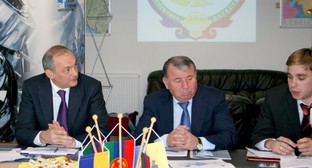 Дни Республики Дагестан в Австрии. Члены дагестанской делегации во главе с Президентом РД Магомедсаламом Магомедовым  в офисе компании «Винтертехник Инжиниринг Гесмбх». 20 июня 2011 г. Фото предоставлено Пресс-службой Президента Республики Дагестан.