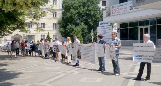 Жители Кубани - участники пикета в рамках традиционной акции "Пикет-19" в Краснодаре. 19 июня 2011 г. Фото "Кавказского узла"