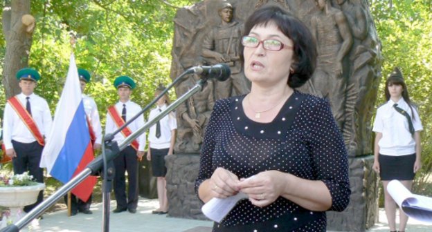 На открытии памятного знака «Российским воинам в локальных конфликтах» в ставропольском городе Ипатово выступает мать погибшего Михаила Ещенко, Татьяна Михайловна Ещенко. 22 июня 2011 г. Фото "Кавказского узла"