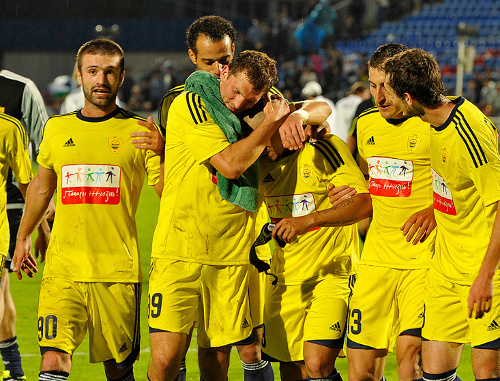 Футболисты "Анжи" успокаивают своего капитана Роберто Карлоса после расистской выходки самарского болельщика. 
Фото: пресс-служба ФК Анжи (http://fc-anji.ru)