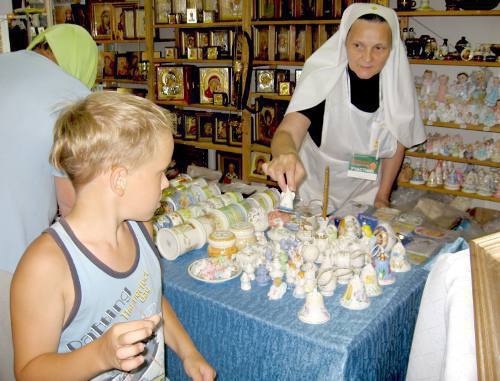 Международная православная выставка-ярмарка в Астрахани. Прилавок с сувенирами, изготовленными руками монахинь. 23 июня 2011 г. Фото "Кавказского узла"