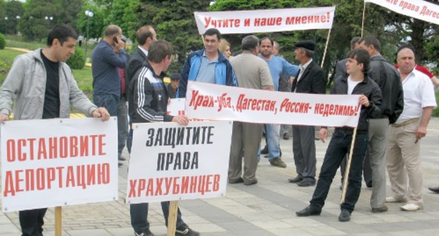 Жители дагестанского села Храх-Уба, расположенного на территории Азербаджана, требуют от властей Дагестана защиты своих прав. Махачкала, 23 мая 2011 г. Фото "Кавказского узла"