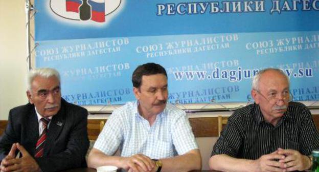 Кинорежисер Вадим Абрашитов, председатель Дагестанского регионального отделения Союза кинематографистов России режиссер Магомед Сулейманов, директор Дома журналистов Игорь Степанов на пресс-конференции, посвященной Международному фестивалю фильмов о правах человека "Сталкер". Махачкала, 23 июня 2011 г. Фото "Кавказского узла"