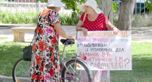 Одиночный пикет в защиту Евгения Решетникова. Краснодарский край, г. Кореновск, 24 июня 2011 г. Фото "Кавказского узла"
