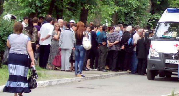 Родственники пострадавших при взрыве газового баллона ожидают решения врачей о возможности транспортировки раненых в лечебные учреждения Москвы и Санкт-Петербурга.  Северная Осетия, Владикавказ, клиническая больница скорой помощи. Фото "Кавказского узла"