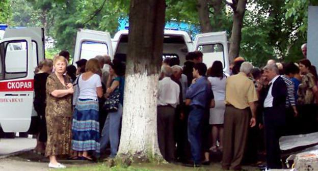 Родственники пострадавших от взрыва газового баллона 25 июня 2011 г. во Владикавказе у ожогового отделения КБСП. Фото "Кавказского узла"