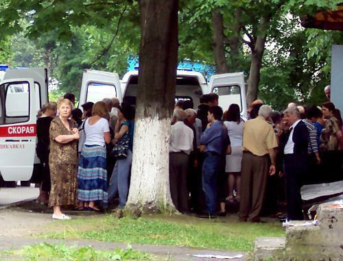 Родственники пострадавших от взрыва газового баллона 25 июня 2011 г. во Владикавказе у ожогового отделения КБСП. Фото "Кавказского узла"