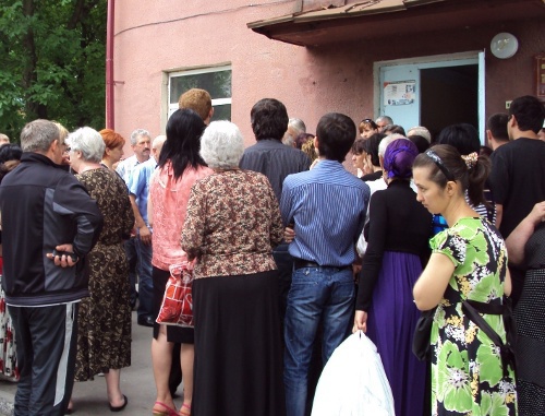 Родственники пострадавших при взрыве газового баллона во Владикавказе 25 июня 2011 г. дежурят у ожогового отделения КБСП. Фото "Кавказского узла"
