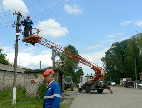  Восстановление поврежденных линий электропередачи в селении Рассвет Ардонского района Северной Осетии 12
июня 2011 г. Фото "Кавказского узла"