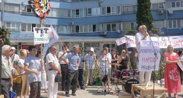Экологический митинг в городе Туапсе Краснодарского края. 26 июня 2011 г. Фото "Кавказского узла"