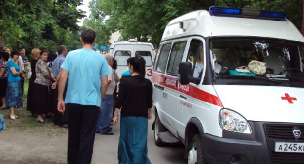 Северная Осетия, Владикавказ, 27 июня 2011 г. Родственники пострадавших от взрыва газового баллона ждут отправки раненых в Москву. Фото "Кавказского узла"