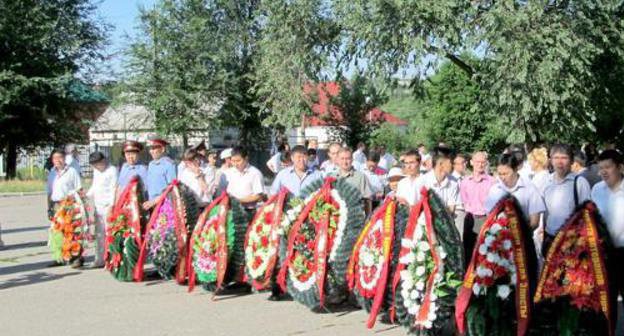Элистинцы и гости столицы собрались на траурный митинг, посвященный Дню памяти и скорби у мемориального комплекса в честь героев Гражданской и Великой Отечественной войн "Вечный огонь". Калмыкия, Элиста, 22 июня 2011 г. Фото пресс-службы Центрального хурула "Золотая обитель Будды Шакьямуни".