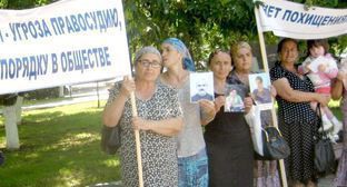 Пикет, посвященный Международному Дню ООН в поддержку жертв пыток, в центре Грозного. 24 июня 2011 г. Фото пресс-службы "Комитета против пыток"