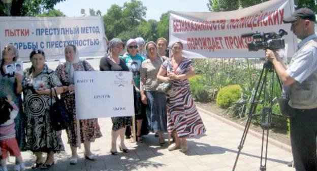 Участники пикета перед зданием Дома печати в Грозном 24 июня 2011 г. Фото пресс-службы "Комитета против пыток"