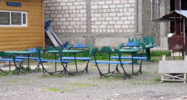 Пустые столики уличного кафе в Эльбрусском районе. Июнь 2011 г. Фото "Кавказского узла"