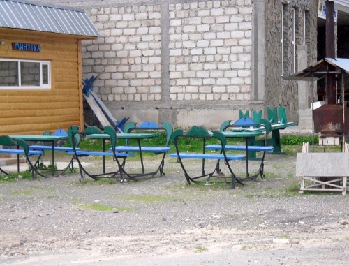 Пустые столики уличного кафе в Эльбрусском районе. Июнь 2011 г. Фото "Кавказского узла"