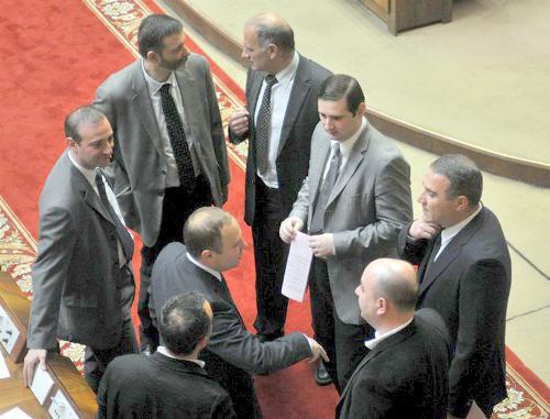 Депутаты грузинского парламента в переыве между заседаниями. Тбилиси, 2011 г. Фото  Нодара Цхвирашвили, RFE/RL