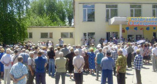 Ростовская область, г. Зверево, 28 июня 2011 г. Митинг местных жителей против закрытия экстренной медицинской помощи в центральной городской больнице. Фото предоставлено участниками митинга.