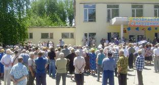 Ростовская область, г. Зверево, 28 июня 2011 г. Митинг местных жителей против закрытия экстренной медицинской помощи в центральной городской больнице. Фото предоставлено участниками митинга.