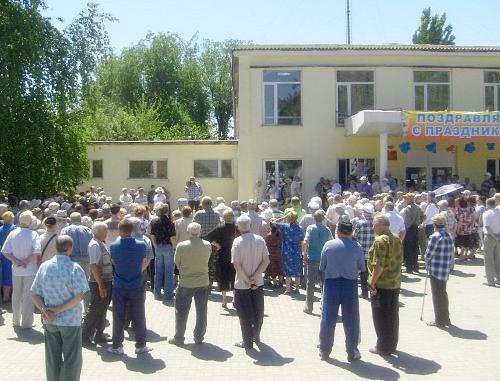 Ростовская область, г. Зверево, 28 июня 2011 г. Митинг местных жителей против закрытия экстренной медицинской помощи в центральной городской больнице. Фото предоставлено участниками митинга.