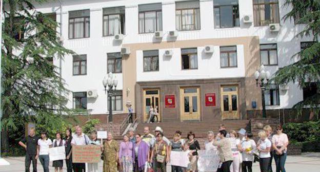 Пикет жителей Сочи против действий властей при подготовке города-курорта к зимней Олимпиаде-2014. 28 июня 2011 г. Фото "Кавказского узла"