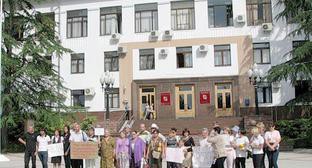 Пикет жителей Сочи против действий властей при подготовке города-курорта к зимней Олимпиаде-2014. 28 июня 2011 г. Фото "Кавказского узла"