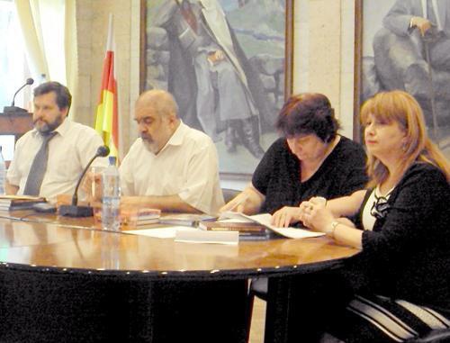 Слева направо: президент Научного общества кавказоведов Александр Крылов, директор института Кавказа Александр Искандарян, доктор исторических наук Светлана Айларова, директор СОИГСИ им. В. Абаева Залина Канукова в президиуме второй конференции научного общества кавказоведов. Владикавказ, 30 июня 2011 г. Фото "Кавказского узла"
