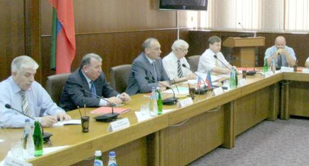 На первом пленарном заседании Общественной палаты Дагестана третьего созыва. Махачкала, 29 июня 2011 г. Фото "Кавказского узла"