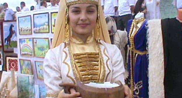 Празднование 20-летия со Дня образования республики и Дня единения народов Карачаево-Черкесии. Угощение для гостей праздника. 3 июля 2011 г. Фото "Кавказского узла"