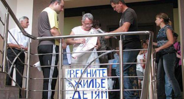 Пикетчики с плакатами в здании мэрии Сочи. 28 июня 2011 г. Фото "Кавказского узла"