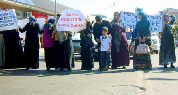 Махачкала, 6 июня 2011 г. Перекрытие проспекта Ярагского родственниками Шамиля Джаватова, протестующими против его похищения. Фото "Кавказского узла"