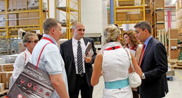 Бизнесмены из Сочи в производственном цехе компании Бертос (Berto`s), выпускающей оборудование для кейтеринга. Падуя, Италия, 2011 г. Фото "Кавказского узла"