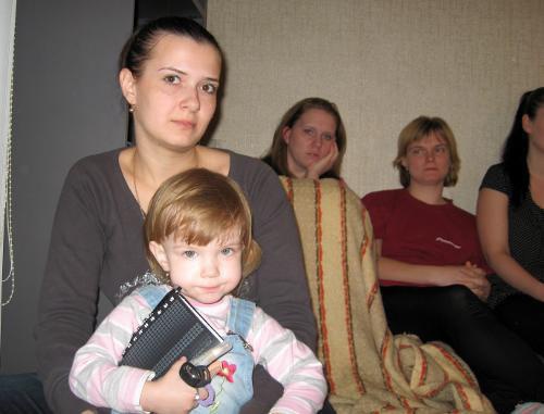Мария Луппова, участница голодовки матерей Волгограда, с дочерью Настей. 17 апреля 2011 года, Волгоград. Фото "Кавказского узла"