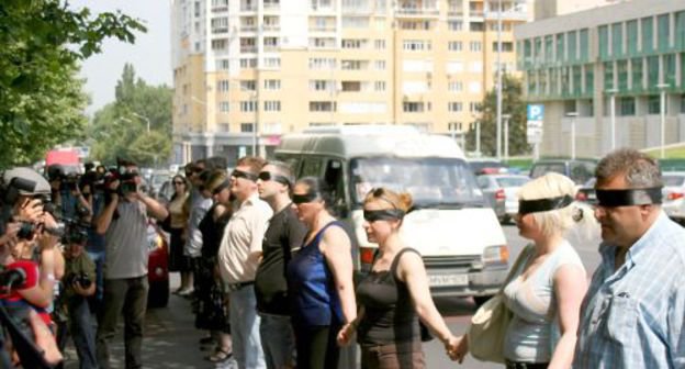 Акция протеста против задержания фотожурналистов перед изолятором МВД Грузии. Тбилиси, 8 июля 2011 г. Фото "Кавказского узла"
