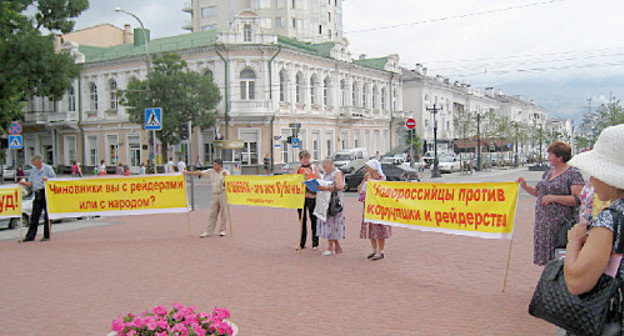 Участники пикета в защиту прав и свобод человека и гражданина в Краснодарском крае. Новороссийск, 5 июля 2011 г. Фото "Кавказского узла"