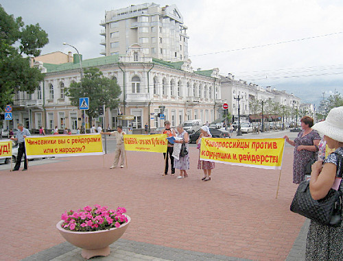 Участники пикета в защиту прав и свобод человека и гражданина в Краснодарском крае. Новороссийск, 5 июля 2011 г. Фото "Кавказского узла"