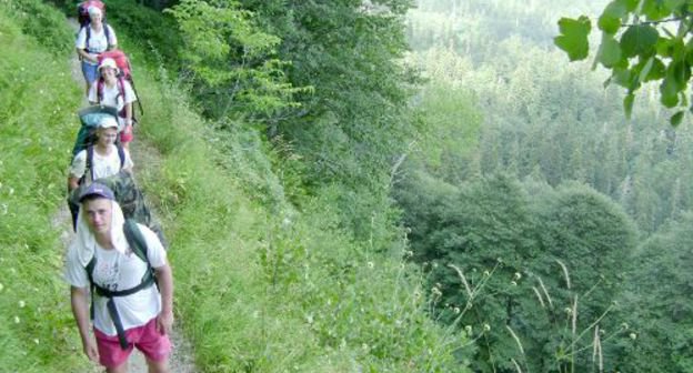 Участники спортивного похода по маршруту №30 у подножия горы Фишт. Вид на долину реки Белой. Август 2010. Фото "Кавказского узла"