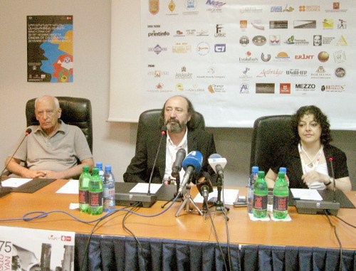 Слева направо: руководитель программы "Армянская панорама" Микаел Стамболцян, генеральный директор кинофестиваля "Золотой абрикос" Арутюн Хачатрян и художественный директор фестиваля Сусанна Арутюнян на пресс-конференции в Ереване 8 июля 2011 г.