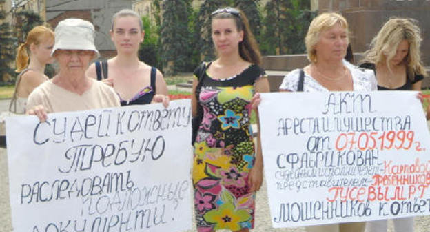 Участники "пикета отчаяния", Волгоград, 8 июля 2011 г. Фото "Кавказского узла"