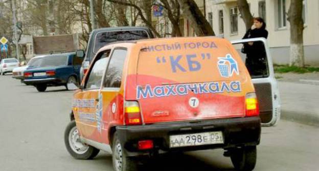 В рамках акции "Чистый город"  мусор в Махачкале собирают специальные бригады на мини-автомобилях. Фото: http://magomed-troll.livejournal.com/