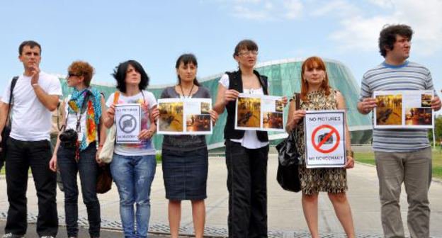 Грузия, Тбилиси. Акция протеста журналистов у здания МВД 11 июля 2011 г. Фото "Кавказского узла"