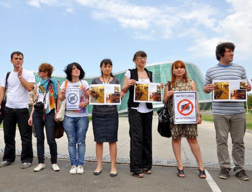 Грузия, Тбилиси. Акция протеста журналистов у здания МВД 11 июля 2011 г. Фото "Кавказского узла"