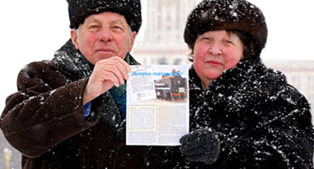 Российские Свидетели Иеговы демонстрируют буклет, повествующий о гонениях на членов организации в России. Февраль 2010 г. Фото с официального информационного сайта "Свидетели Иеговы в России" (www.jw-russia.org)