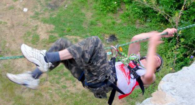 Горная мультигонка "Кавказ Adventure Race 2011". Владимир Нарожный (команда Адыгеи) проходит веревочную трассу в классе "трек". 9 июля 2011 г.  Фото Дениса Цуканова для "Кавказского узла"