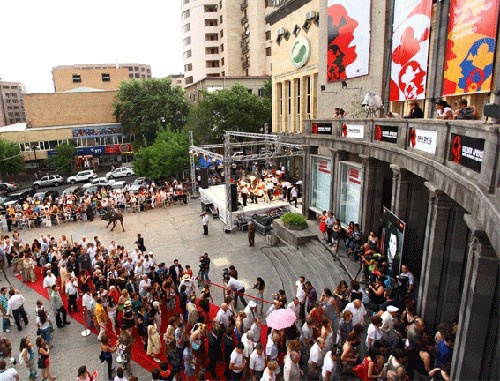 Открытие VIII международного кинофестиваля "Золотой абрикос". Ереван, 10 июля 2011 г. Фото с официального сайта фестиваля http://www.gaiff.am