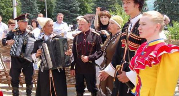 День единения народов Карачаево-Черкесии: казачье подворье на Театральной площади Черкесска. 3 июля 2011 г. Фото: Управление пресс-службы Главы и Правительства КЧР (kchr.info)
