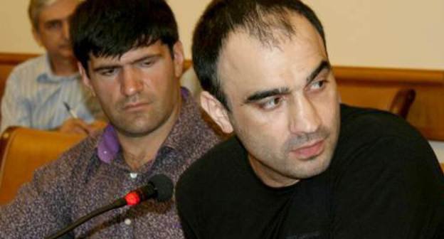 Бывший амир левашинской группировки Зайпулла Газимагомедов (справа) на комиссии по адаптации боевиков. Дагестан, Махачкала, 14 июля 2011 г. Фото пресс-службы президента РД