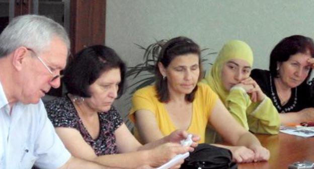 Родственники и адвокаты задержанных в Северной Осетии  мусульман на встрече с журналистами в ДУМ РСО-Алания. Владикавказ, 14 июля 2011 г. Фото "Кавказского узла"